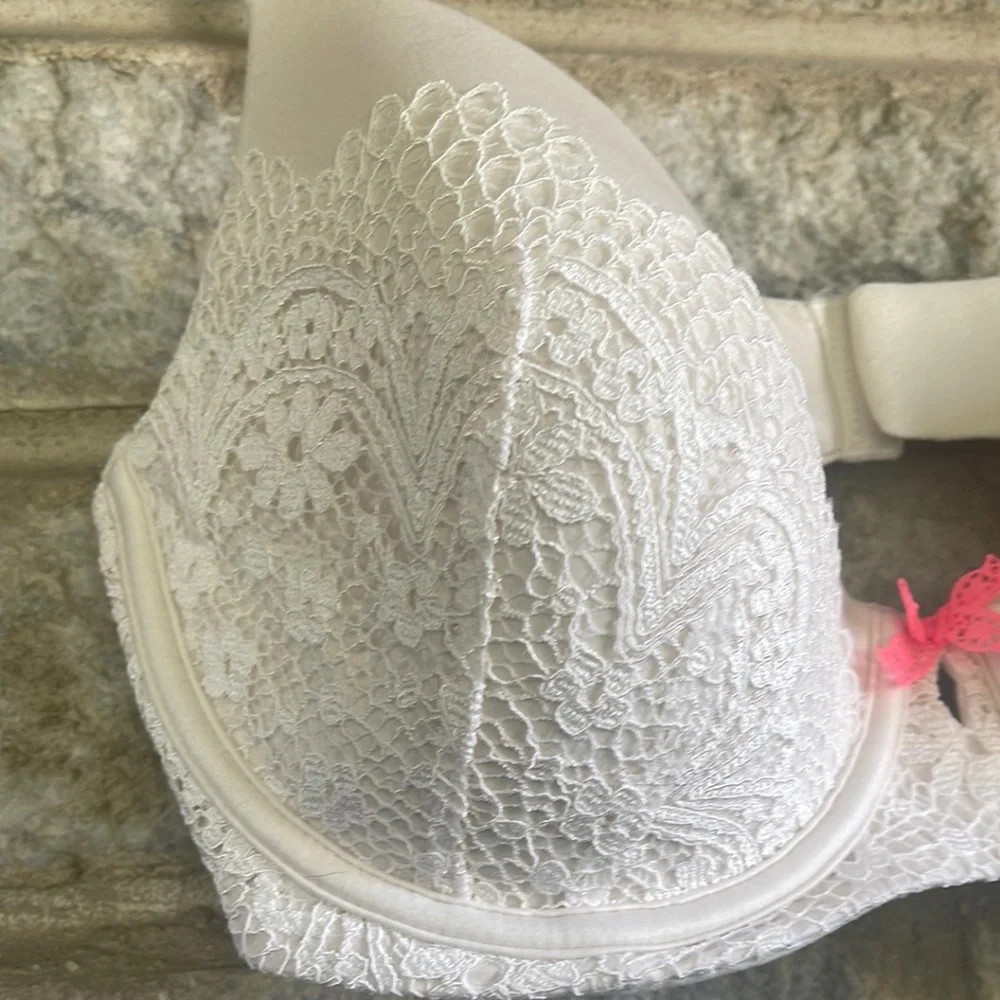 Body By Victoria Lined Demi Crochet Lace Bra Size 34DD‎